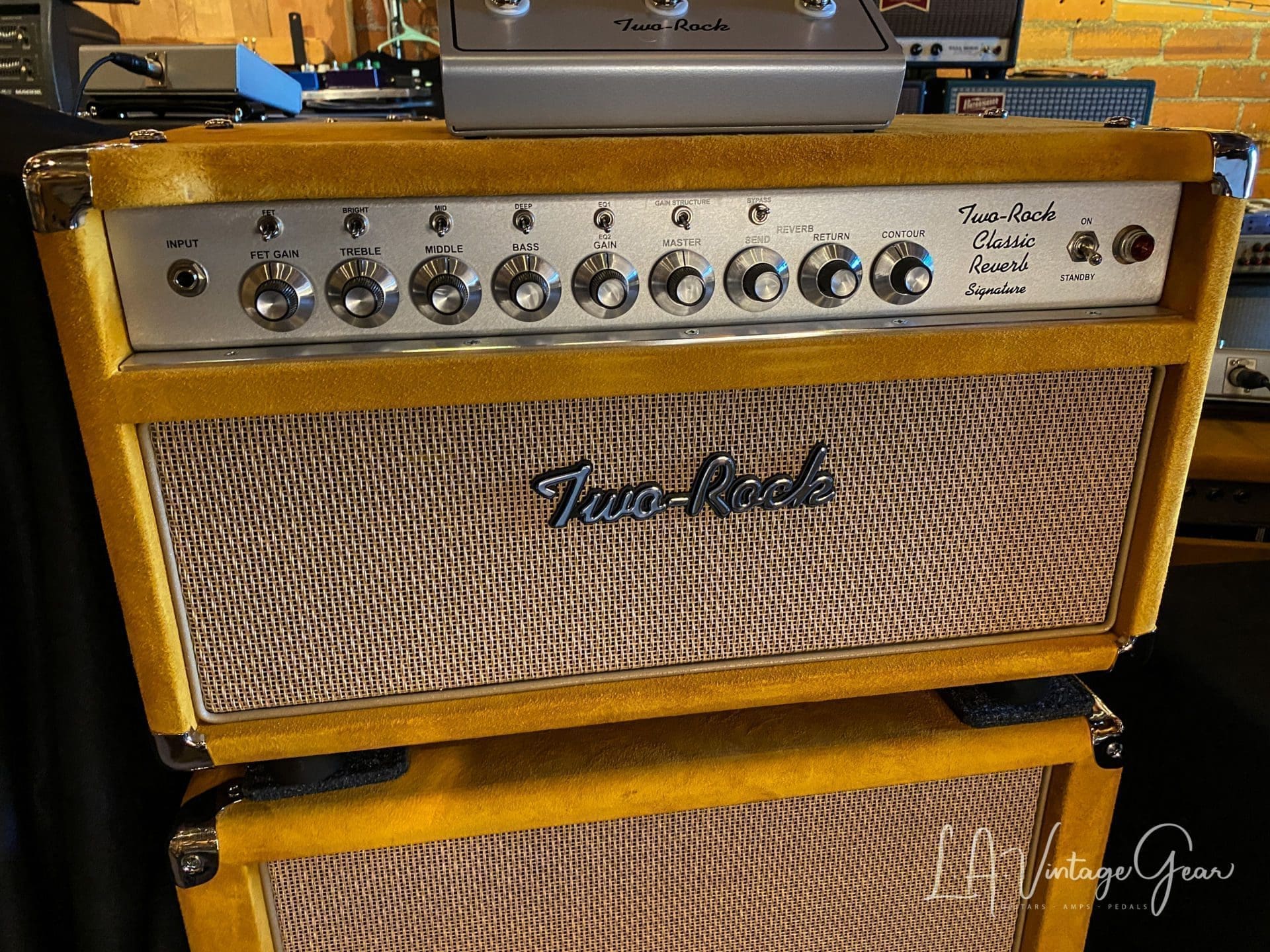 (Pre-Order) Two Rock Classic Reverb Signature 100W Guitar Amp Head & 2x12 Vertical Cab - Gold Suede & Cane Grill - Image 4