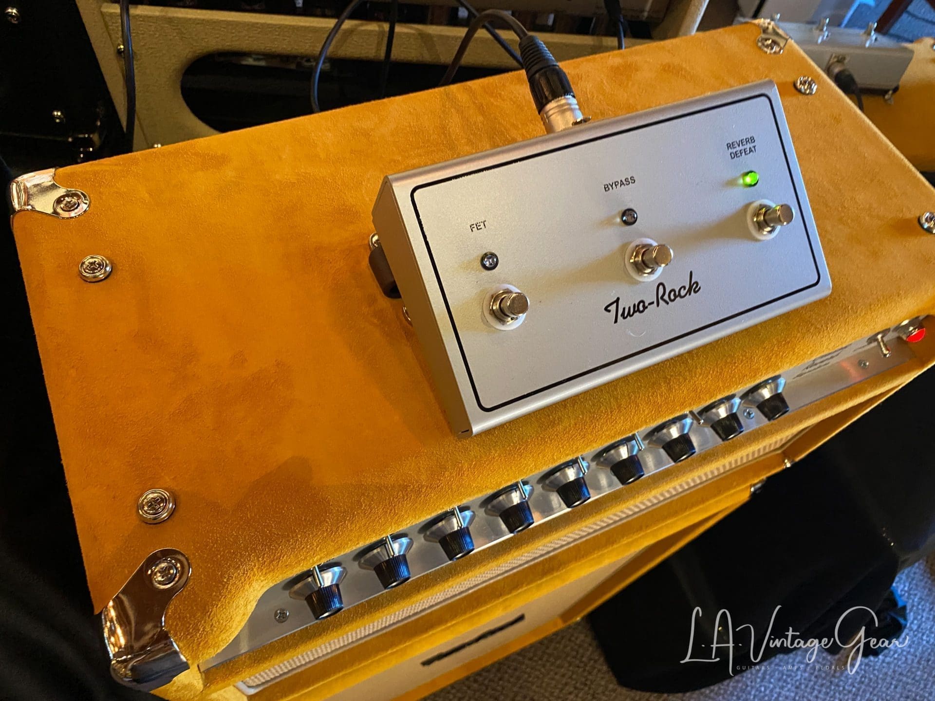 (Pre-Order) Two Rock Classic Reverb Signature 100W Guitar Amp Head & 2x12 Vertical Cab - Gold Suede & Cane Grill - Image 10